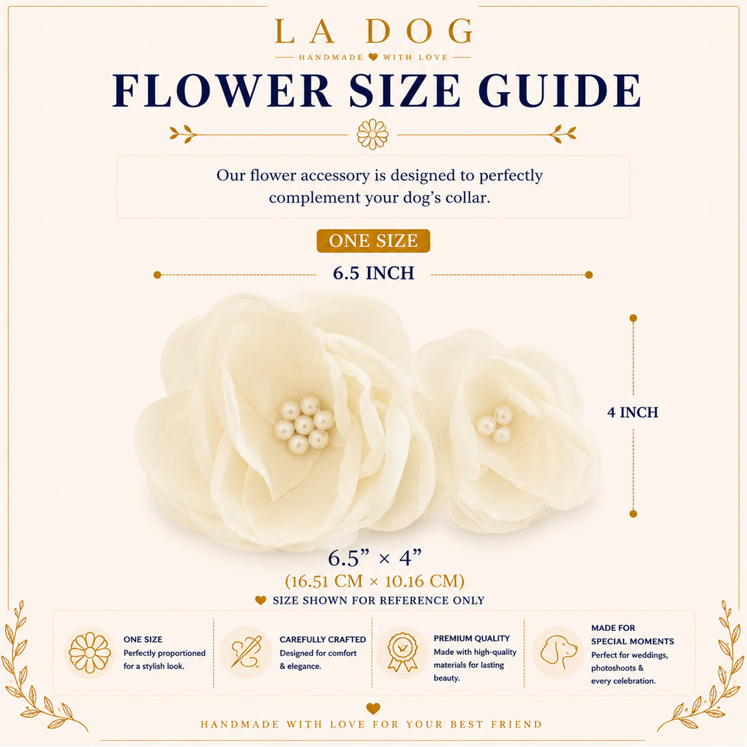 The image is a flower size guide for a dog accessory, featuring two white flower-shaped items with pearls on them. The guide provides information about the size and dimensions of the accessory, as well as its quality and design.
