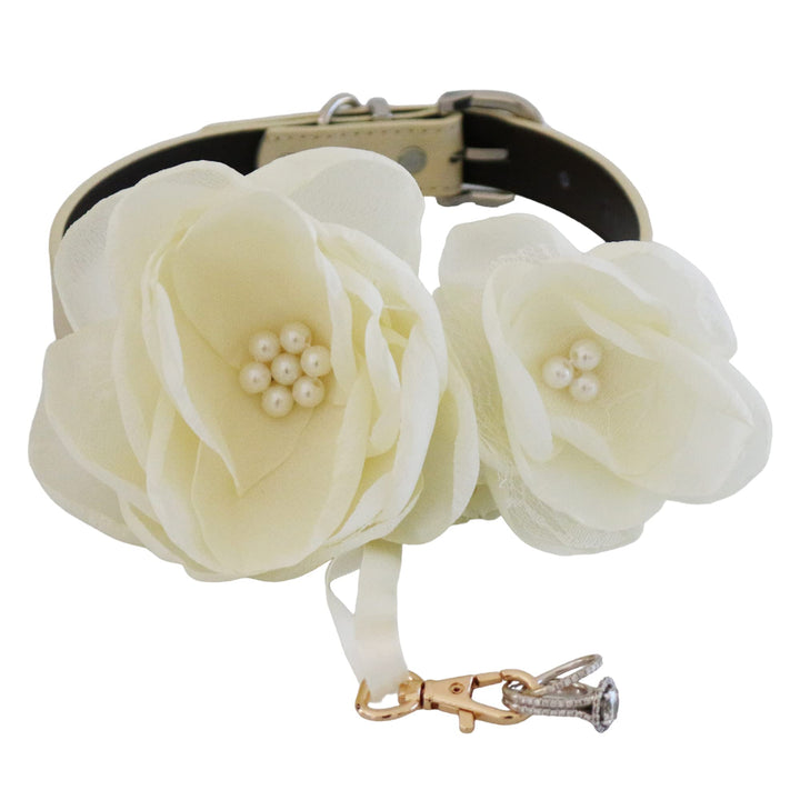 Cream floral wedding dog collar featuring handcrafted calla lily flowers, pearl accents, detachable ring holder clasp, and elegant bridal styling.
