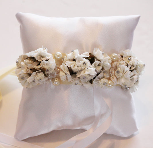 White Ivory Pillow Ring for Dogs, Ivory White Flowers on White Pillow, Wedding Dog Accessory, Ring Bearer Pillow , Wedding dog collar