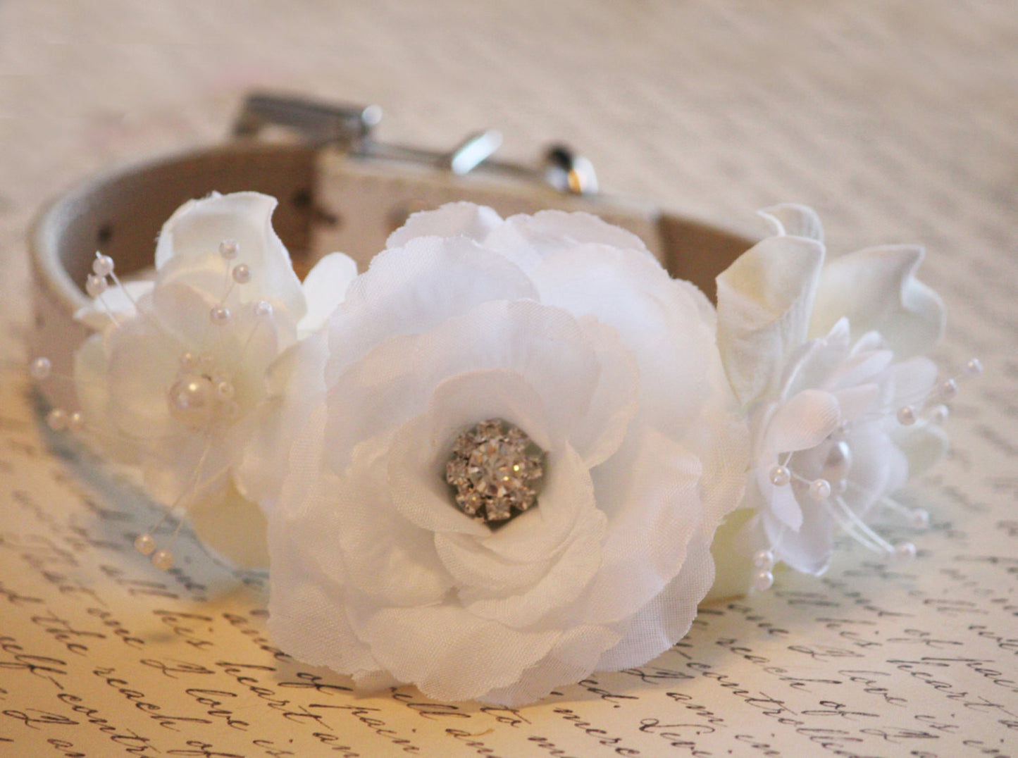 Ivory white wedding dog collar, flowers with Pearls and Rhinestones,Ivory white Wedding accessory, Floral dog collar , Wedding dog collar